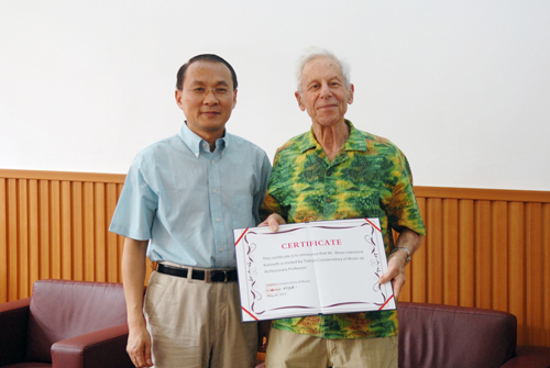 【2015天津五月音乐节】徐昌俊院长向美国马里兰大学劳伦斯•莫斯颁发我院荣誉教授证书